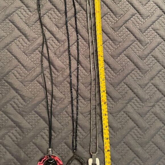 🤑🤑 ANY 3 FOR $10 - White pendant necklace on silver tone chain - Picture 2 of 2